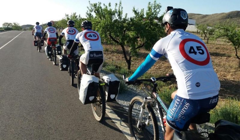 (VÍDEO) Llega el 'Maillot 45' para proteger a los ciclistas en la carretera