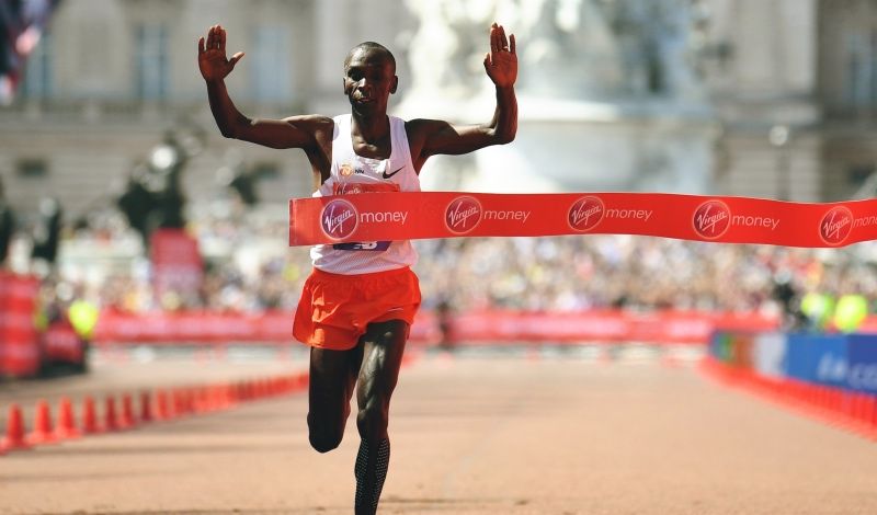 Kipchoge gana por tercera vez el Maratón de Londres por delante de Kitata y Farah