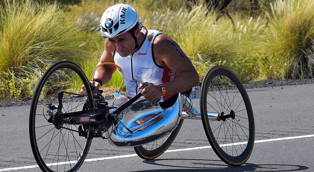 Alex Zanardi, "en condiciones gravísimas" tras estrellarse con su bici contra un camión.