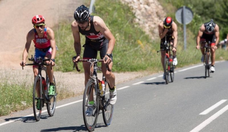 Una conductora se salta el vallado del Triatlón Rioja y provoca el atropello de un peatón por un participante