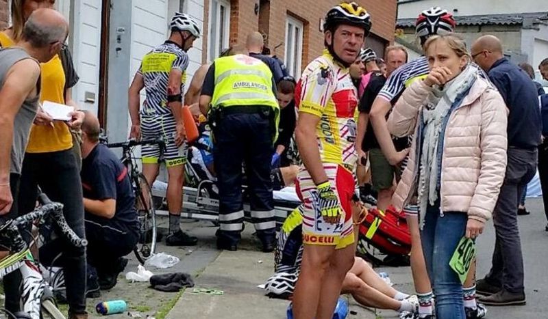 19 ciclistas heridos tras ser arrollados por una conductora en plena carrera