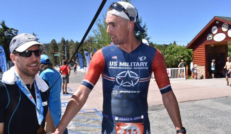 Un triatleta le salva la vida a un corredor en plena competición
