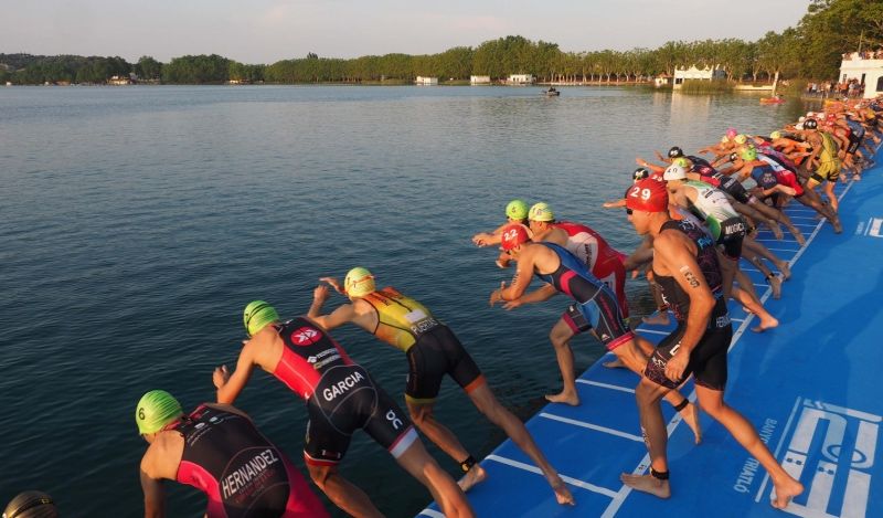 2.600 triatletas llegan a Banyoles este fin de semana