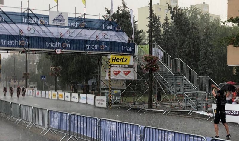 (VÍDEO Una tormenta obliga a suspender la prueba masculina de WC Tiszaujvaros