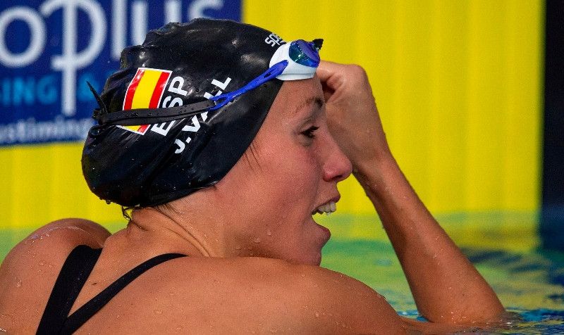 "Hago sesiones de core, estiramientos... y como mi marido es triatleta amateur, hay un rodillo en casa y hago bicicleta"