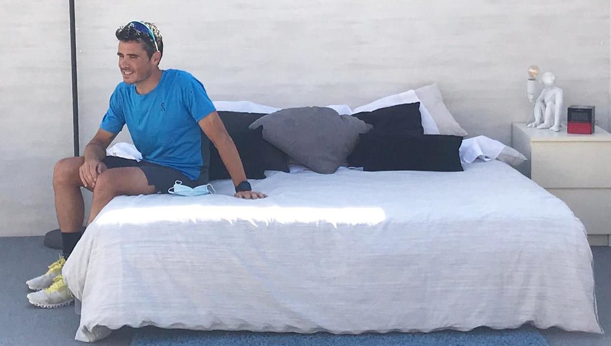 ¿Qué hacía Javier Gómez Noya en una cama en medio de la Plaza de la España de Pontevedra?