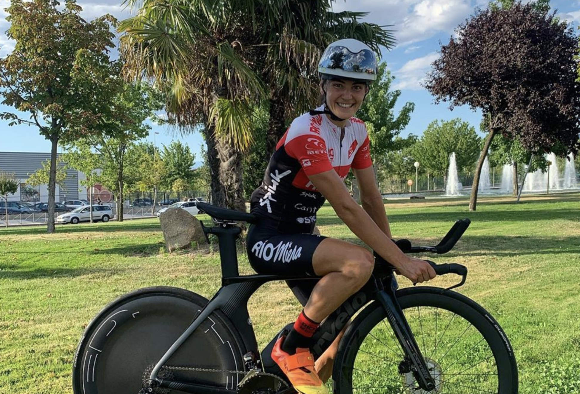 Sara Pérez debuta en una prueba UCI... frente a la campeona del mundo de ciclismo.