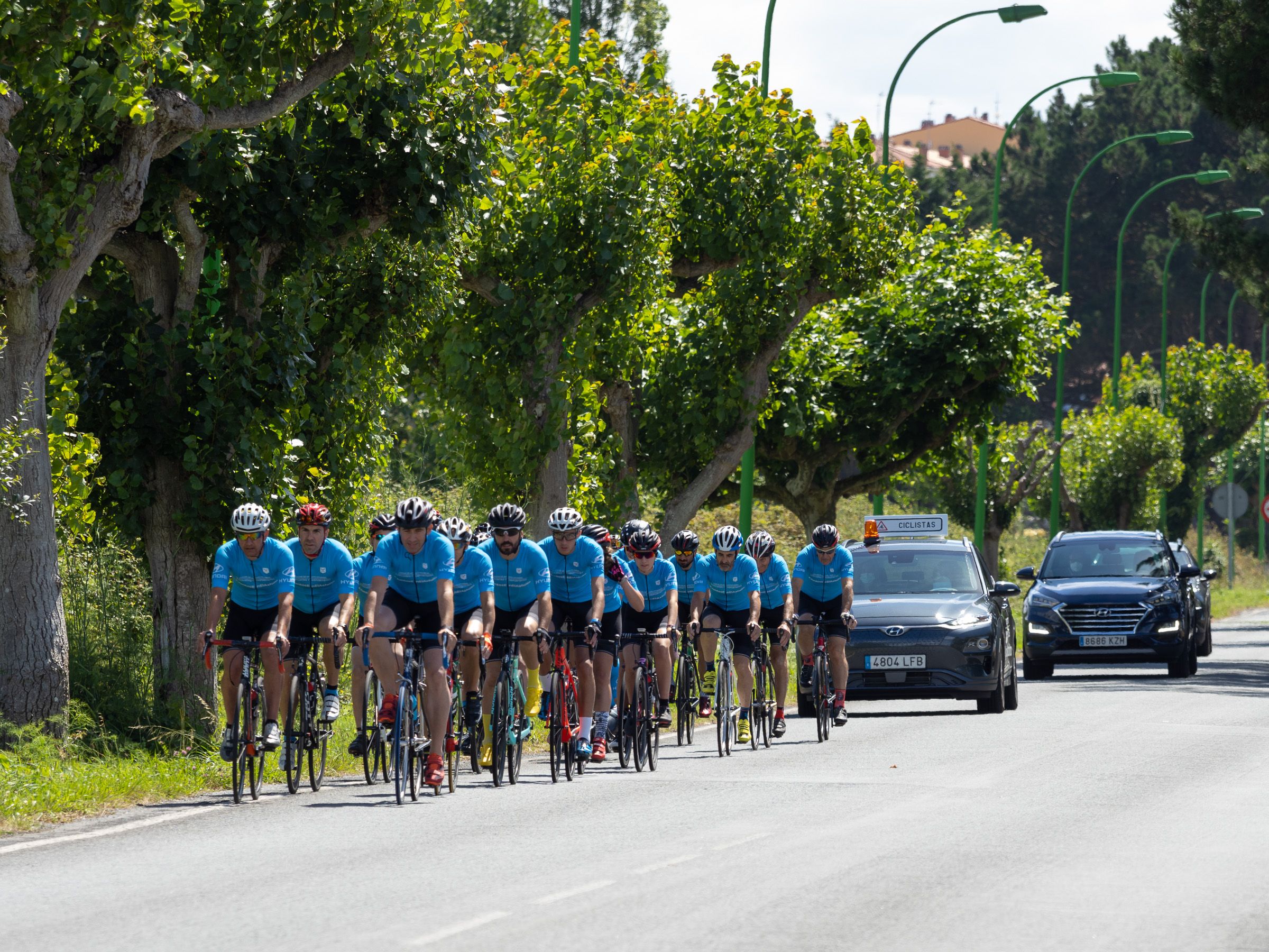 ¿Quieres que un coche de apoyo gratuito 'te proteja' en tus entrenamientos en grupo en carretera?