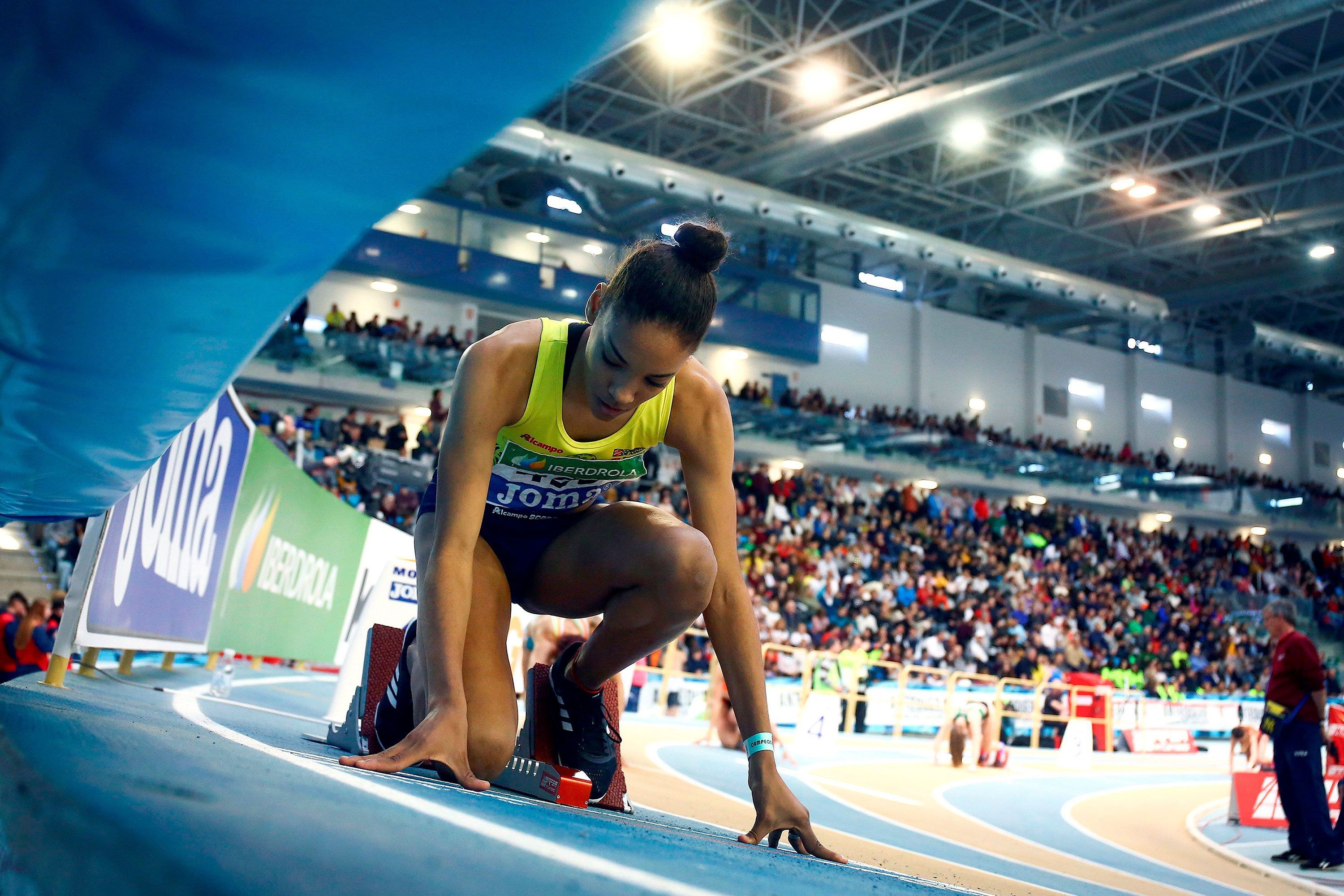 La atleta-futbolista Salma Paralluelo logra la mejor marca española de la historia de 300 metros.