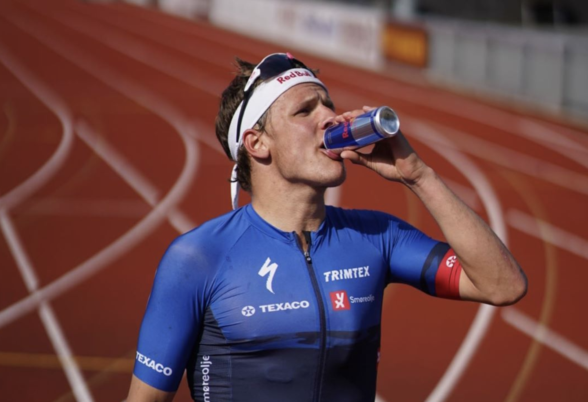 [VÍDEO] Así fue la victoria del 'toro' Blummenfelt en su primer triatlón tras el confinamiento.