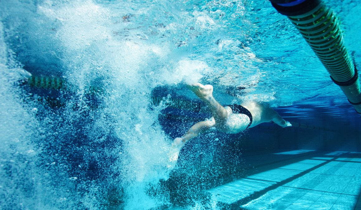 ¿Las piernas de los triatletas se hunden en el agua porque tienen mucha masa muscular?
