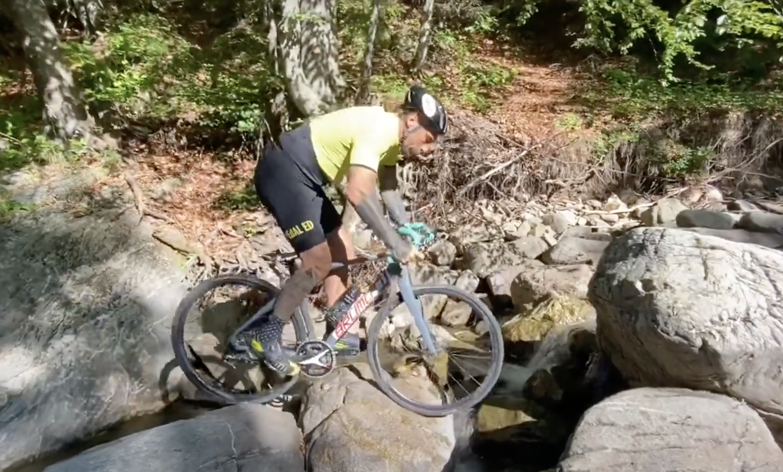 [VÍDEO] Contén la respiración: Brumotti haciendo de las suyas en pleno río.
