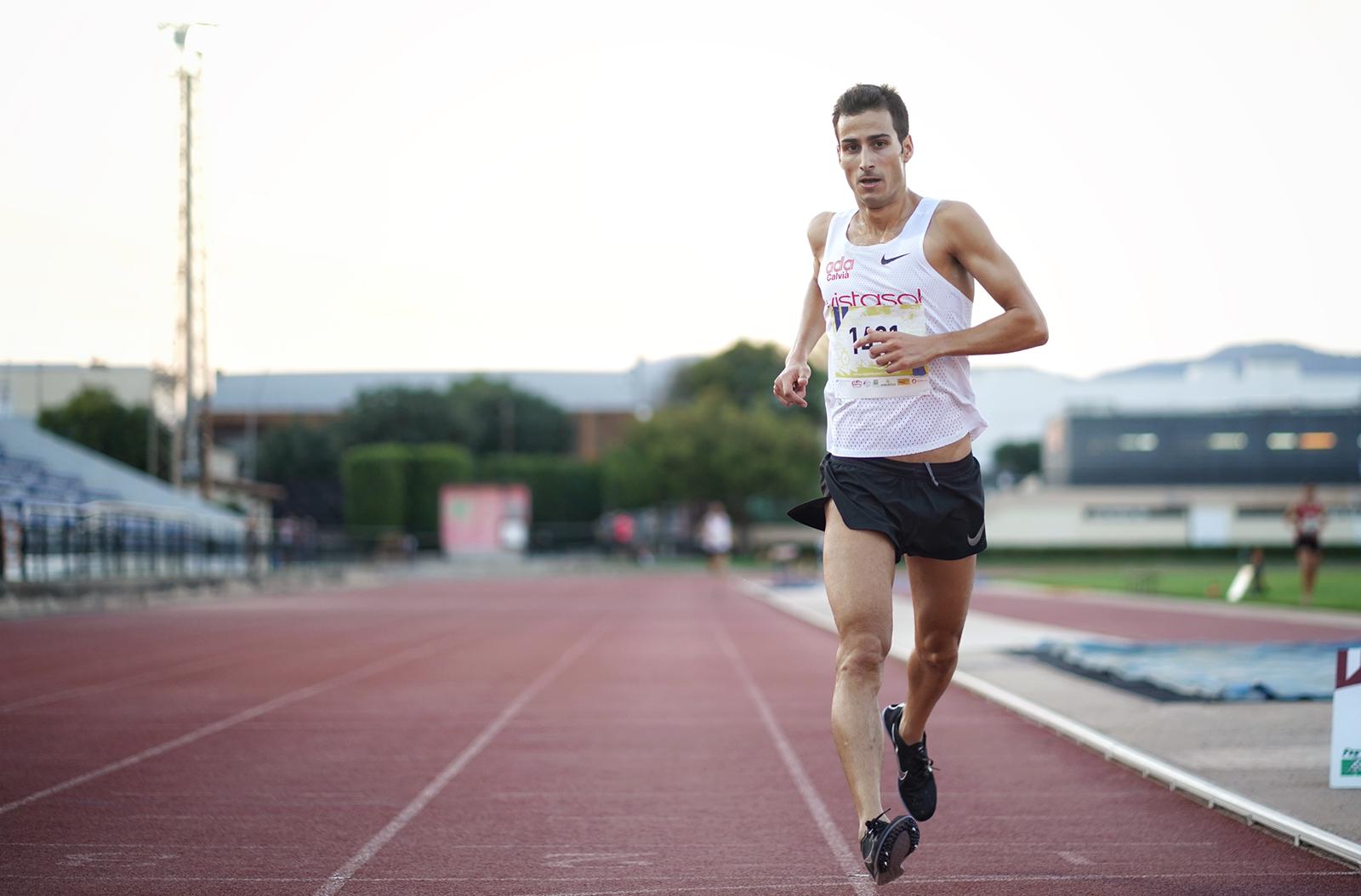 Mario Mola vale para todo: victoria y mejor marca personal en 3.000 en su regreso a la pista.