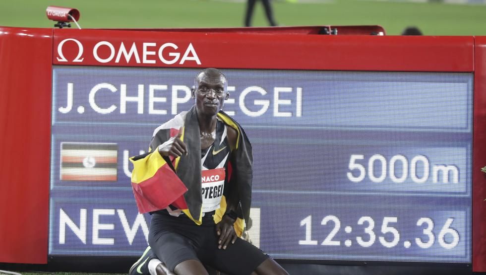 Cheptegei supera a Bekele y logra el récord del mundo en los 5.000 metros.