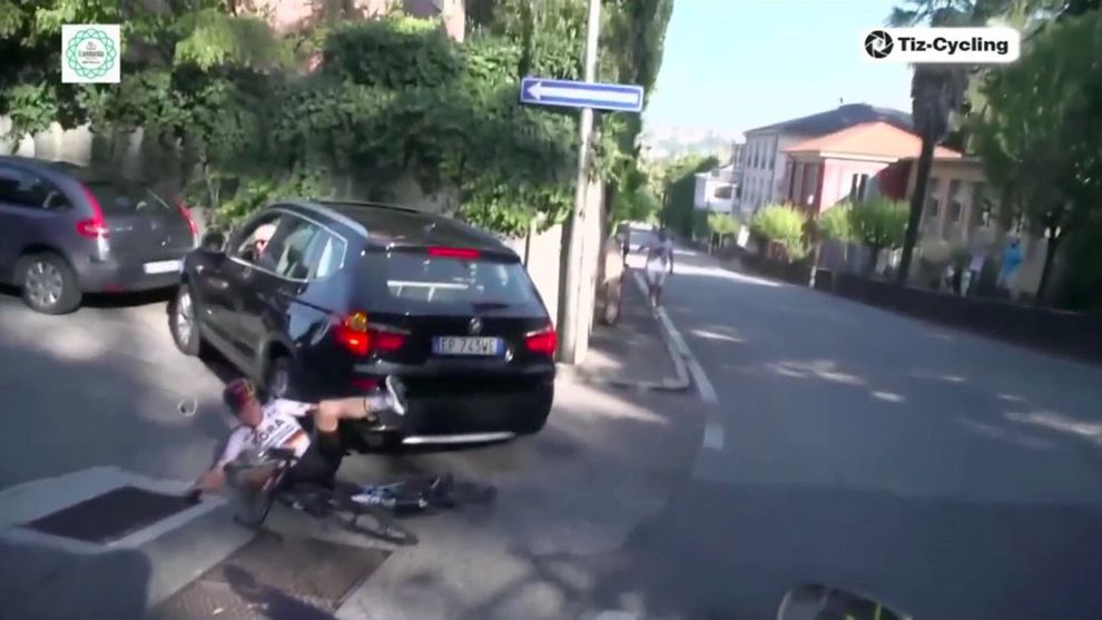 [VÍDEO] ¡¡Una conductora atropella a Maximilian Schachman en plena carrera de Il Lombardía!!