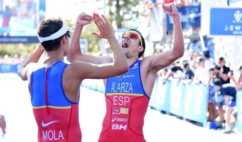 Mola y Alarza, al frente de la Tri-Armada en el Campeonato del Mundo ITU de Hamburgo. Mola y Alarza, al frente de la Tri-Armada en el Campeonato del Mundo ITU de Hamburgo.