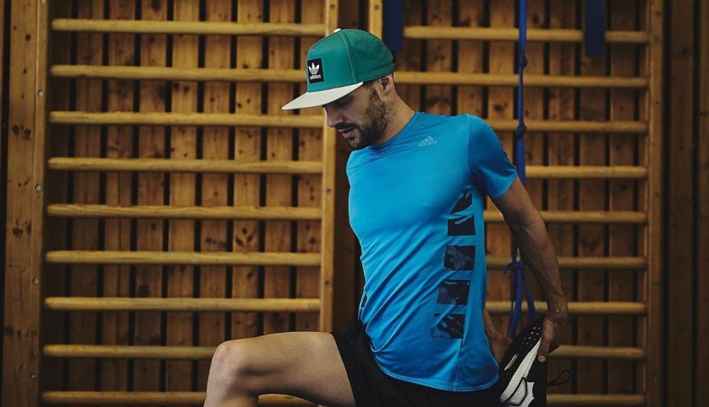 Patrick Lange, gimnasio en casa: no te pierdas su rutina de fuerza con una caja de cervezas.