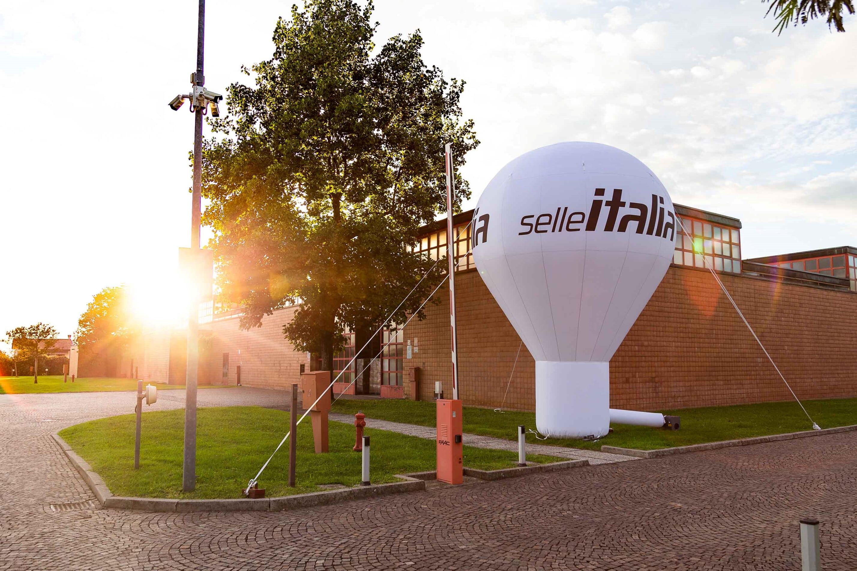 Selle Italia celebra el 80 cumpleaños del presidente y lanza el nuevo logotipo de la empresa.