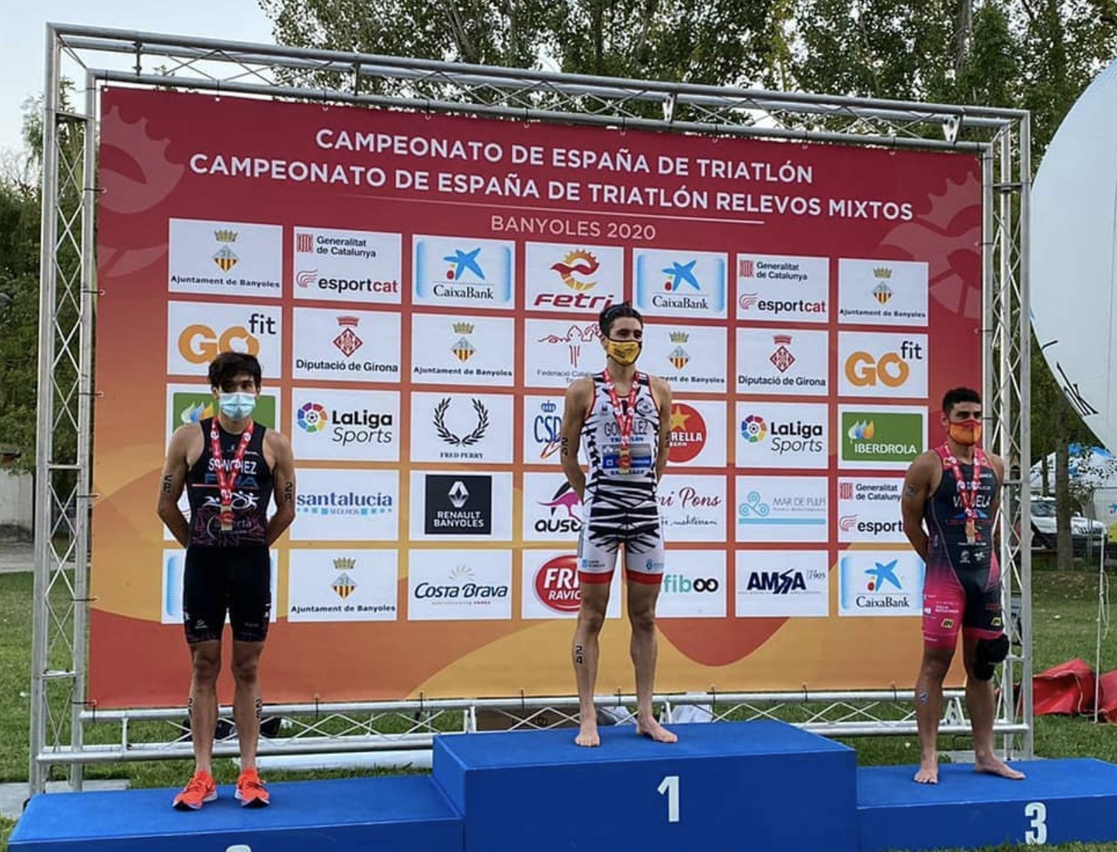 El malagueño Alberto González y la asturiana Paula Herrero, campeones de Triatlón Elite en Banyoles.