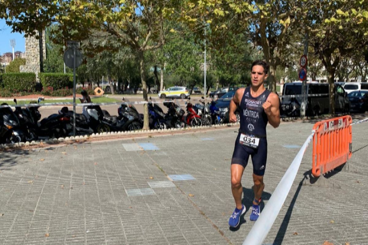 [VÍDEO] La lección de deportividad de Diego Méntrida en el Triatlón Santander: "Él se lo merecía".