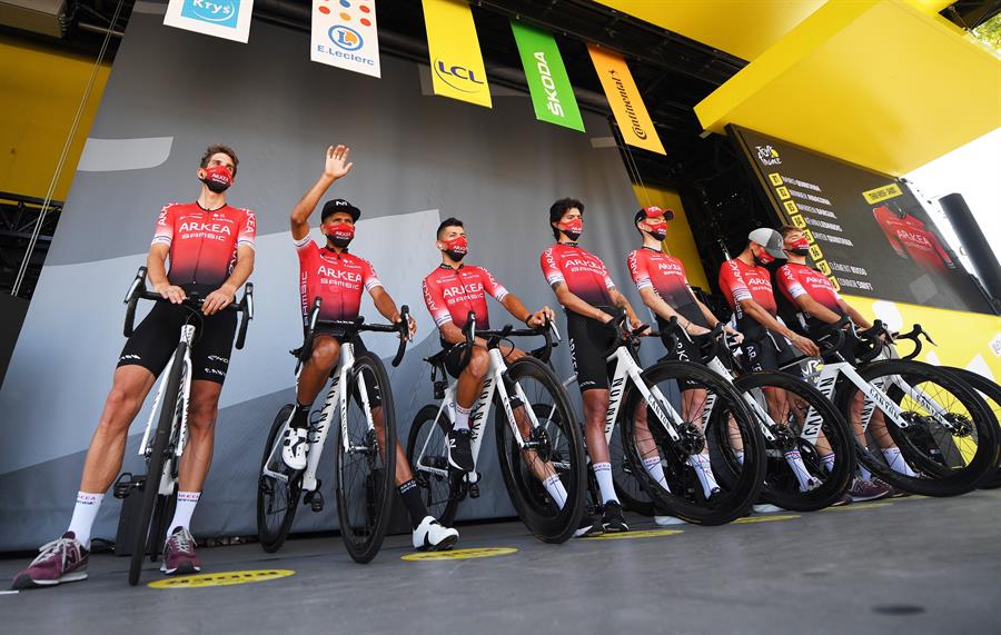 Dos detenidos en la investigación abierta contra el equipo de Nairo Quintana por dopaje.