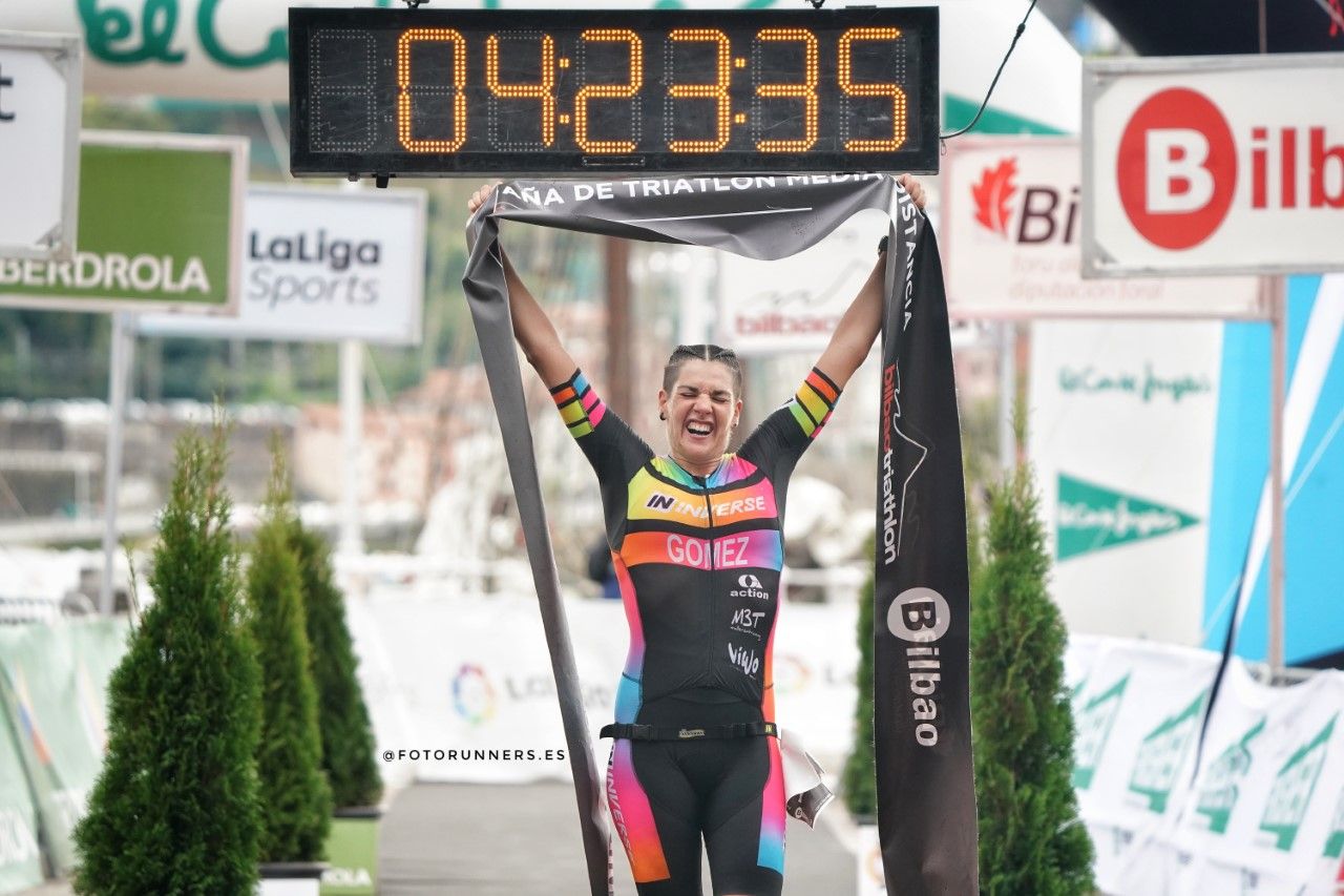 Javier Gómez Noya y Laura Gómez, campeones de España de Media Distancia en Bilbao.
