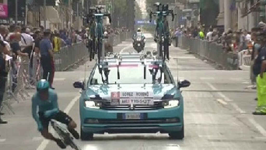 [VÍDEO] La extraña y dura caída de 'Supermán' López en la primera crono del Giro.