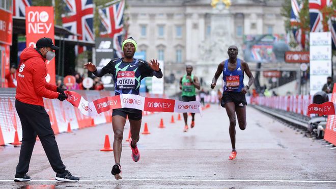Kipchoge se hunde en el diluvio y el etíope Kitata gana el Maratón de Londres. Kipchoge se hunde en el diluvio y el etíope Kitata gana el Maratón de Londres.