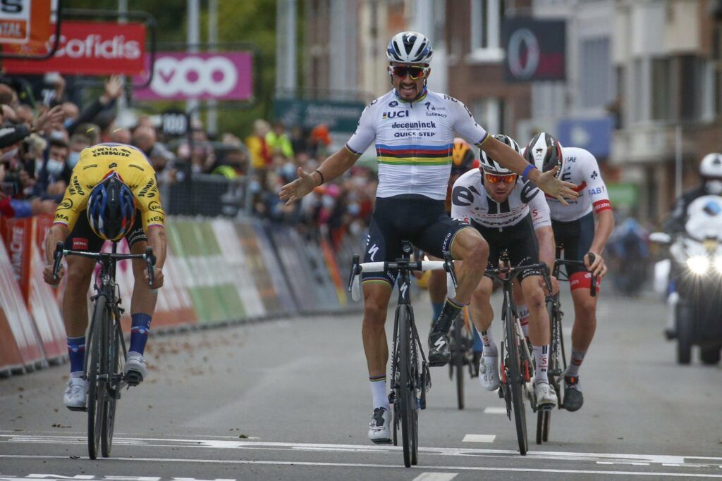   [VÍDEO] Roglic gana por foto finish una Lieja-Bastoña-Lieja que Alaphilippe celebró antes de tiempo.