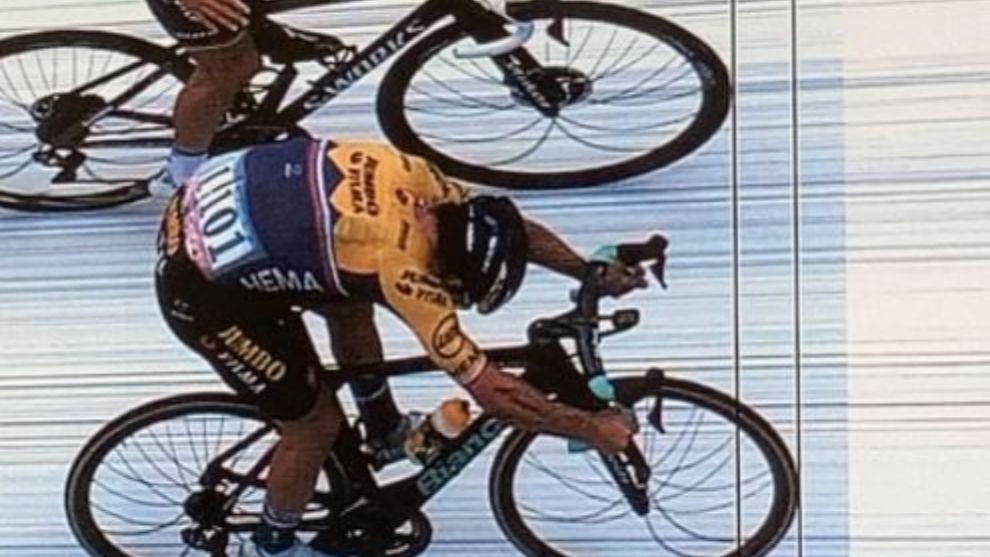 [VÍDEO] Roglic gana por foto finish una Lieja-Bastoña-Lieja que Alaphilippe celebró antes de tiempo.