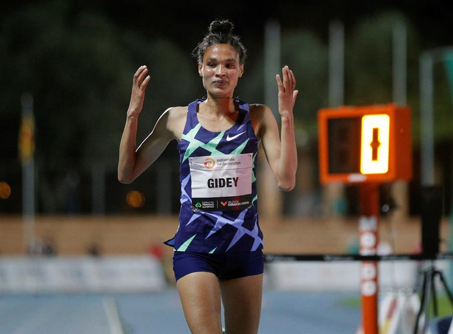 Letesenbet Gidey bate el récord mundial de 5.000 metros en Valencia.