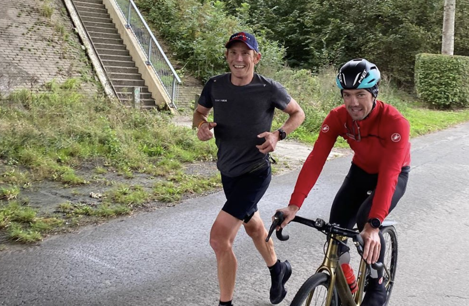 "Ayer compitió en la Flecha Brabanzona, ahora se prepara para La Vuelta y hoy ha corrido 16 km".