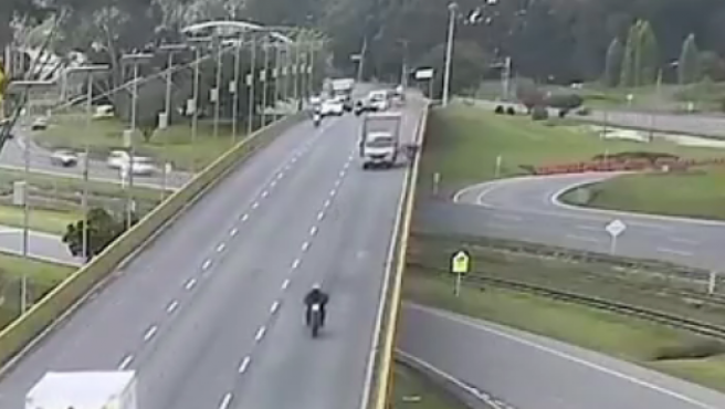 [VÍDEO] Atropella y mata a un ciclista, que termina cayendo desde un puente de 8 metros.