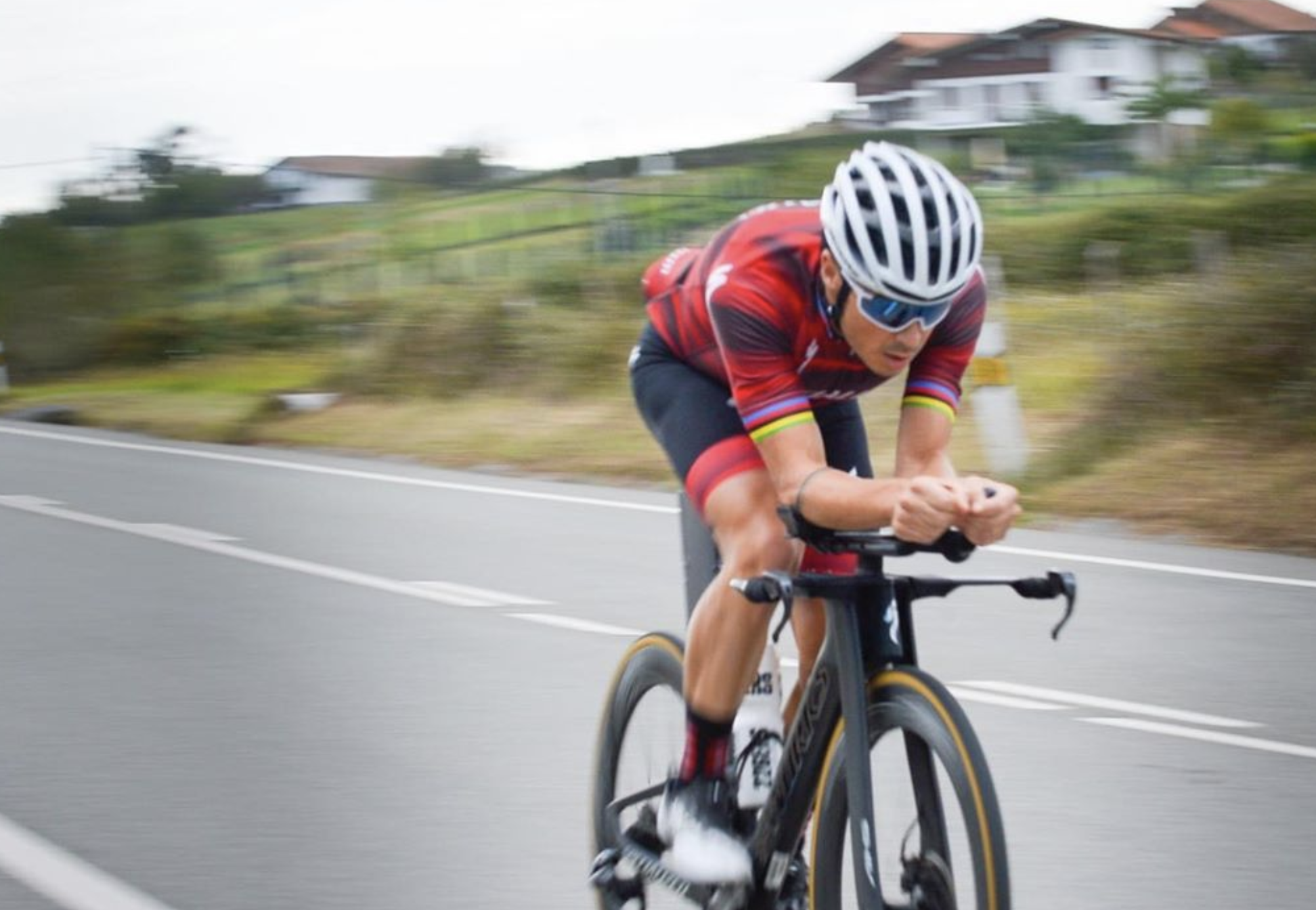 ¿A qué velocidad llega Gómez Noya rodando en llano con la cabra... y con viento a favor?