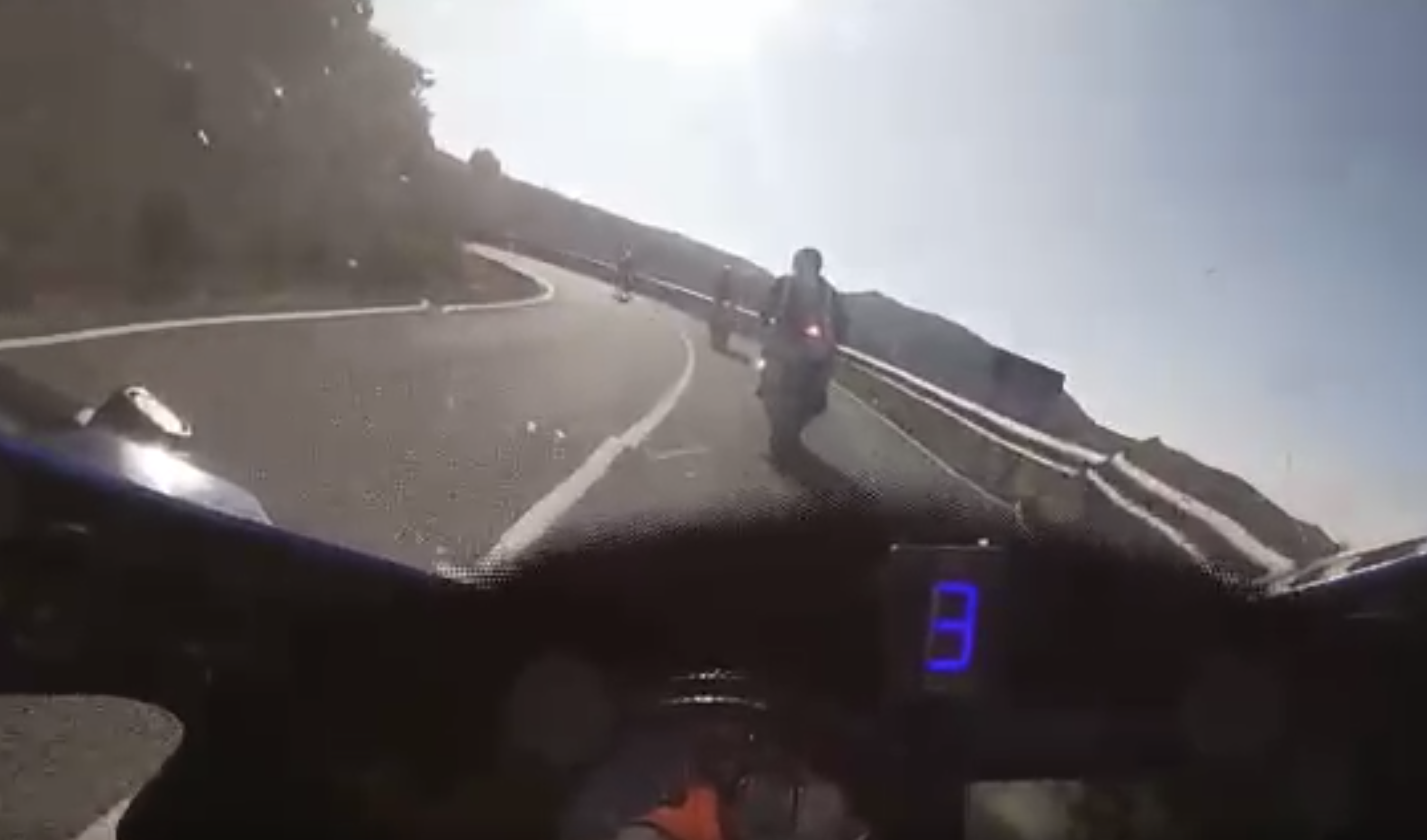 Espeluznante accidente entre un ciclista y un motorista en una carretera de Alicante.
