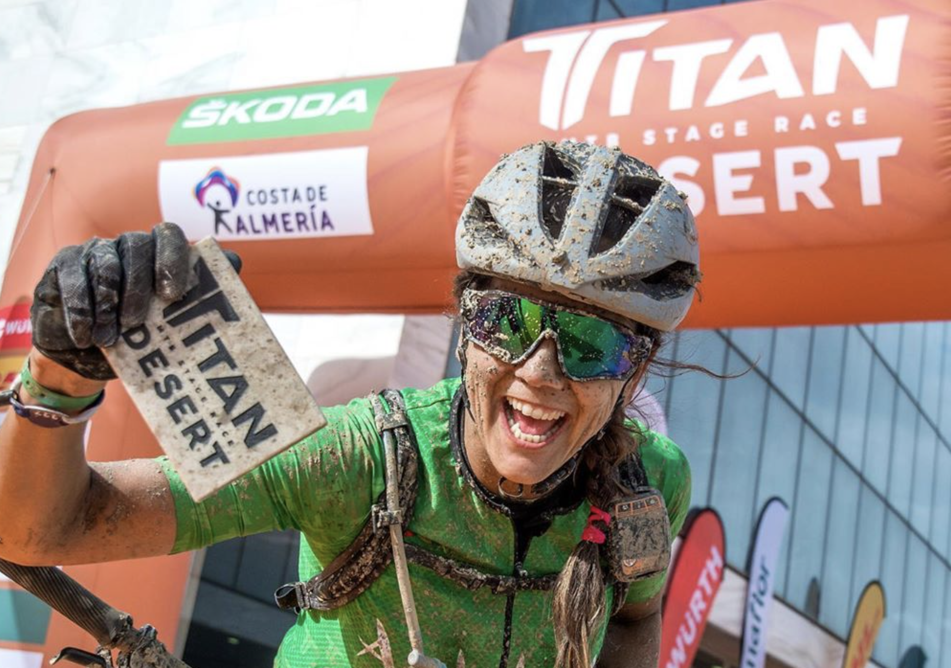 Los triatletas 'Chamba' y María Pujol conquistan la Titan Desert en la categoría duo mixto.