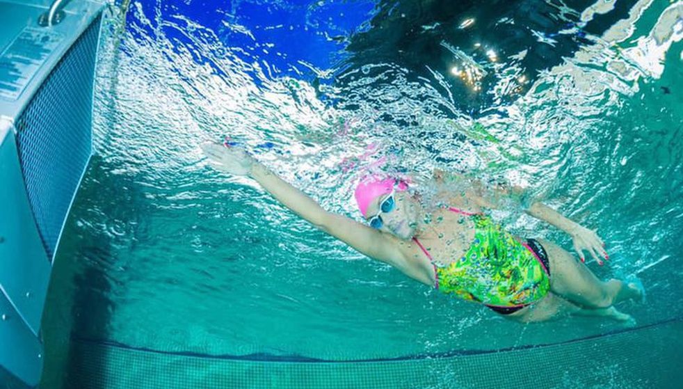 La lusa Mayra Santos, récord mundial en piscina estática tras nadar 31 horas.