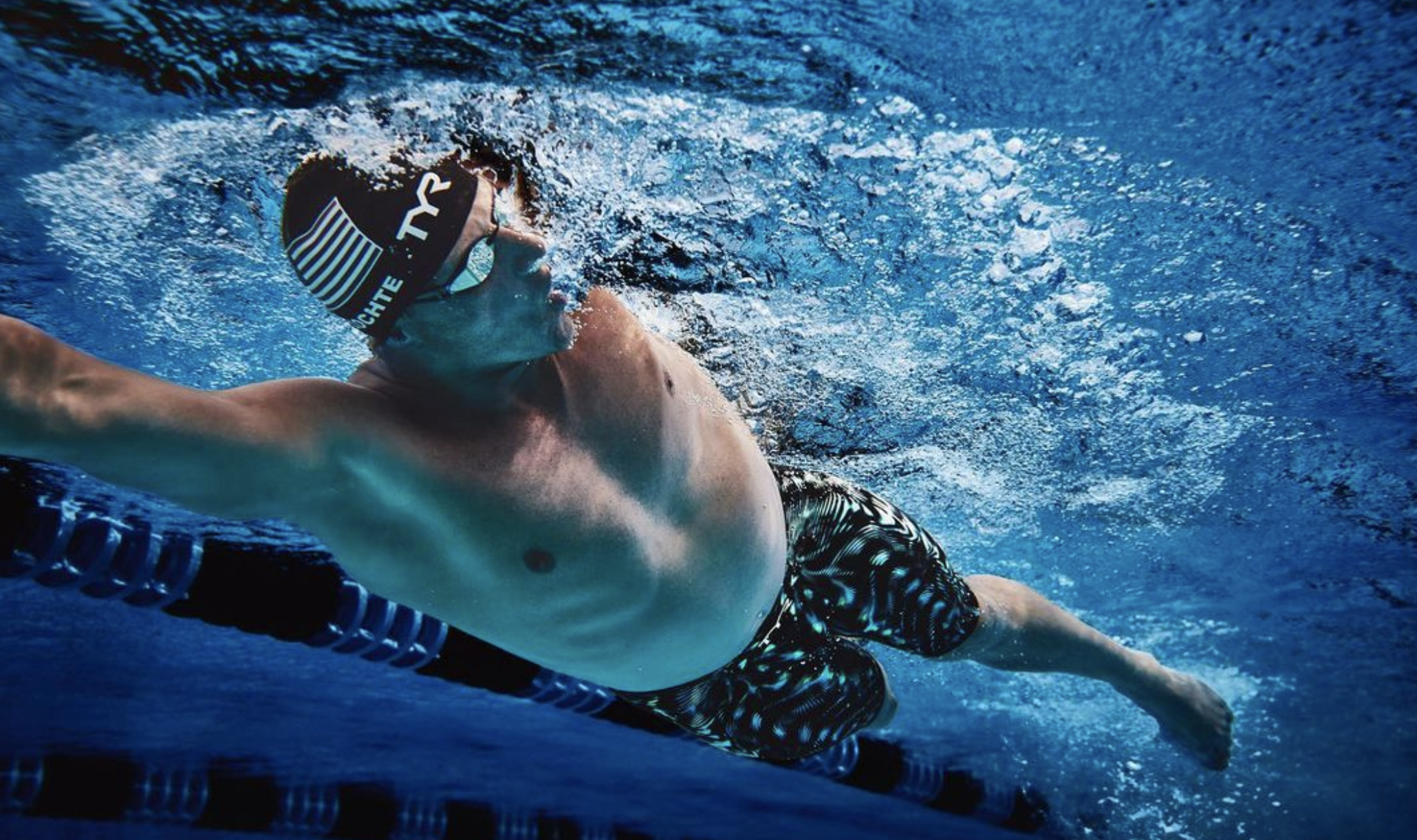 Otra 'salvajada' de Lochte: ¡¡50 m andando bajo el agua sin respirar y cargado con 22 kg!!