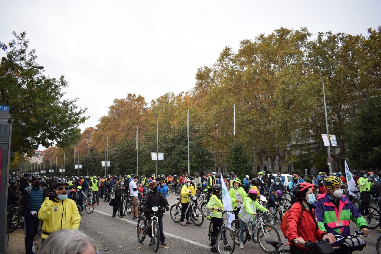 Centenares de ciclistas se manifiestan para pedir una red ciclista en Madrid.