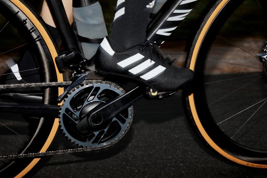 Adidas vuelve al ciclismo con unas zapatillas de carretera inspiradas en sus icónicas tres rayas.