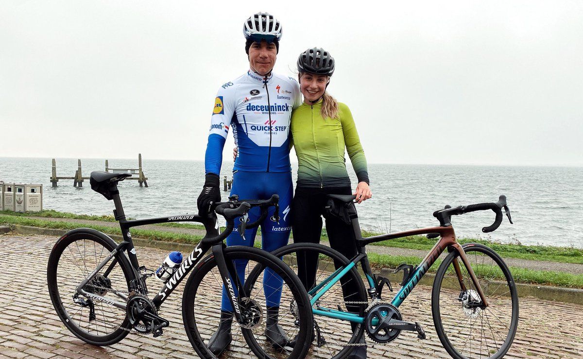 Fabio Jakobsen vuelve a montarse en una bicicleta.