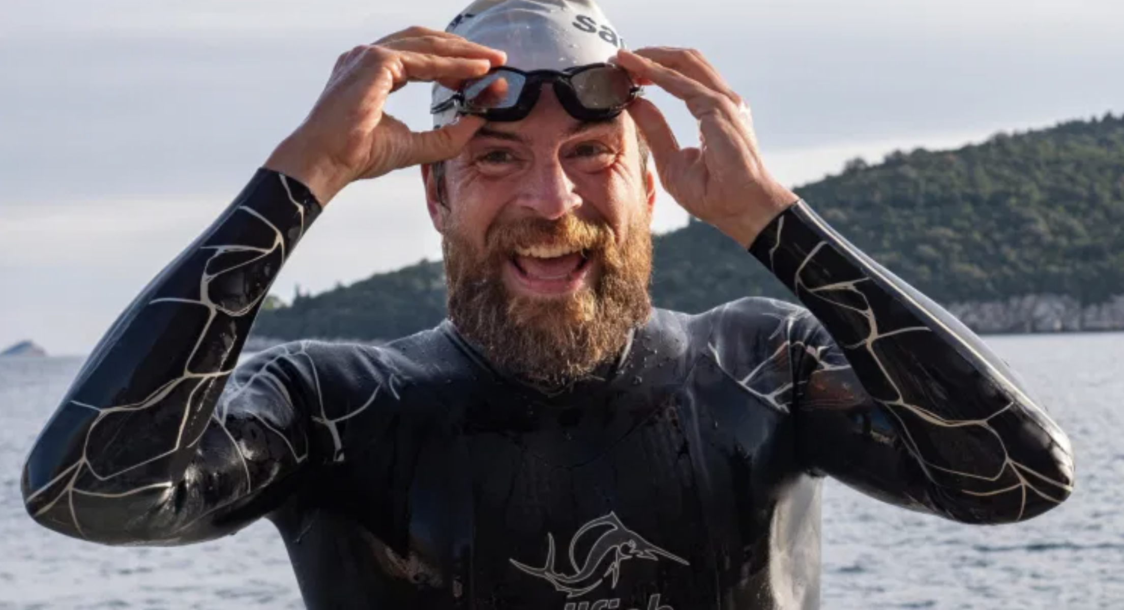 Jonas Deichmann completa la natación del triatlón más largo del mundo: 500 km en 59 días.