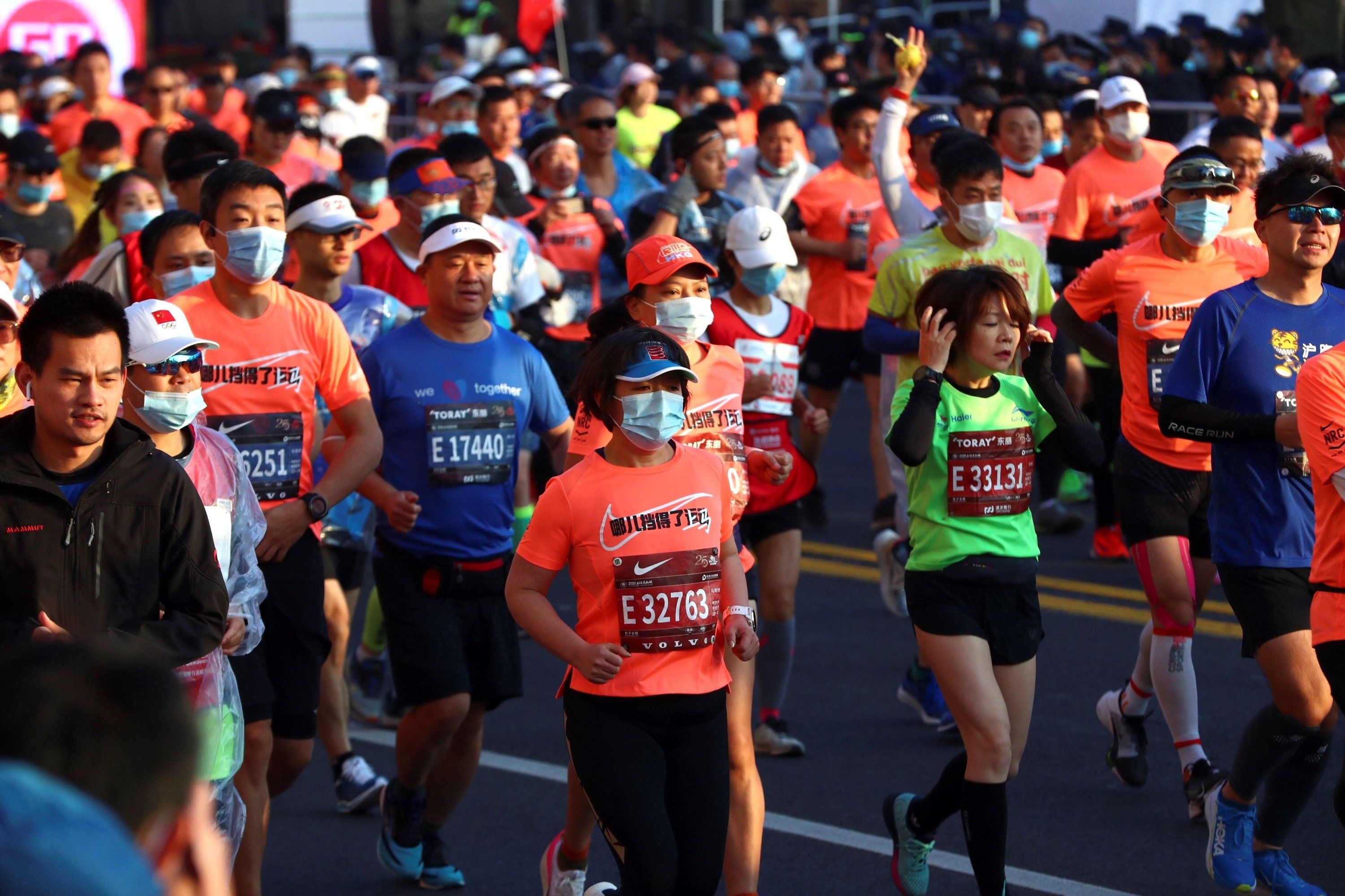 9.000 corredores desafían al coronavirus en el maratón de Shanghái.