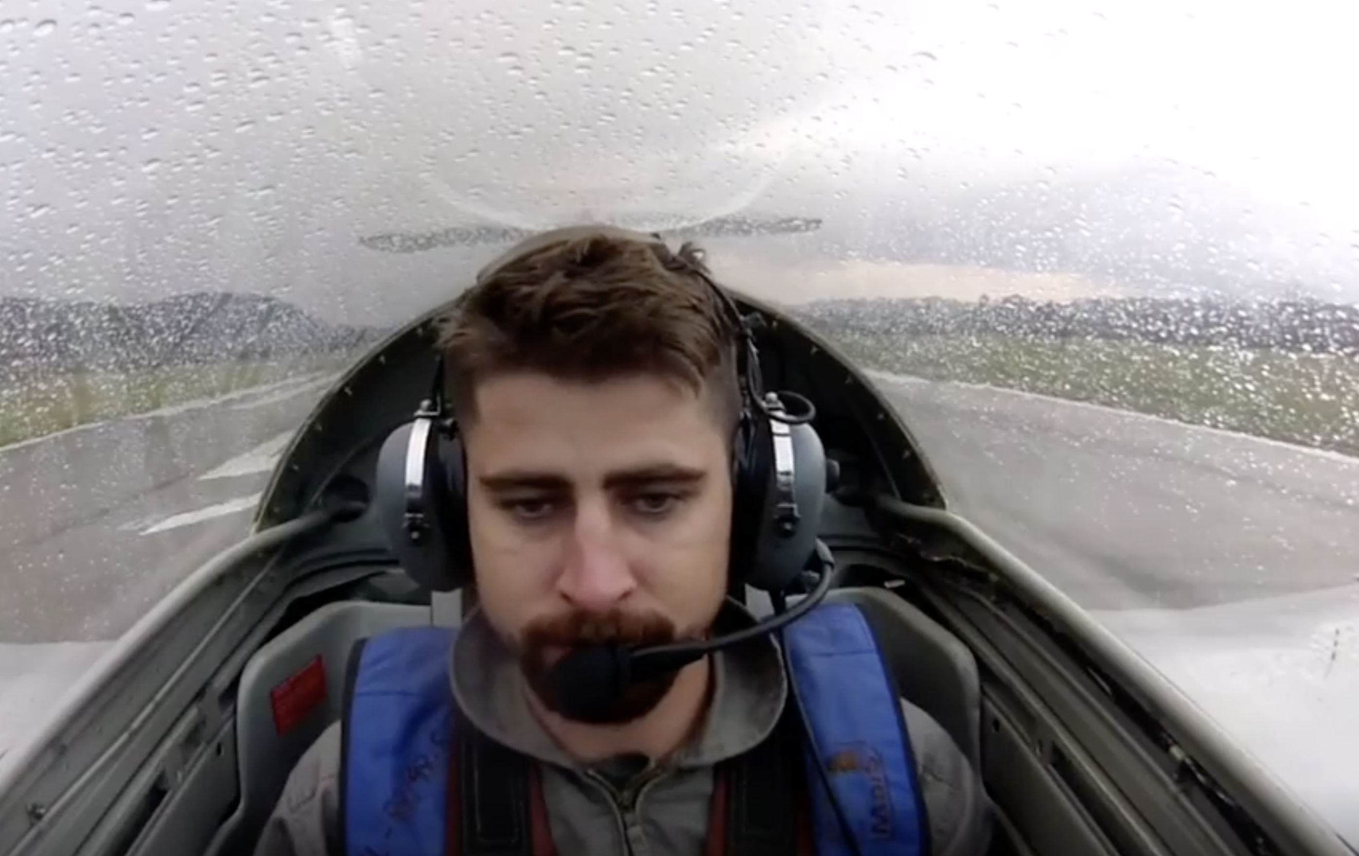 Peter Sagan esprinta en el aire probando un avión de combate.