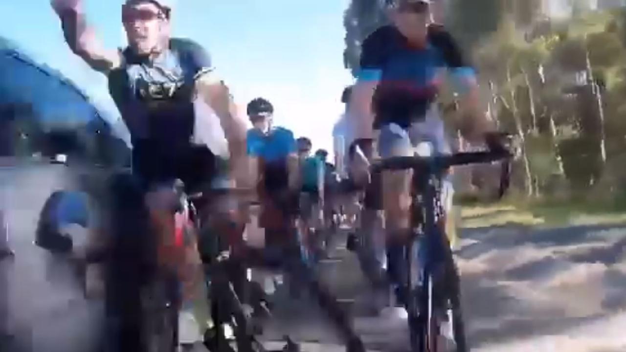 Espeluznante atropello de un grupo de ciclistas.