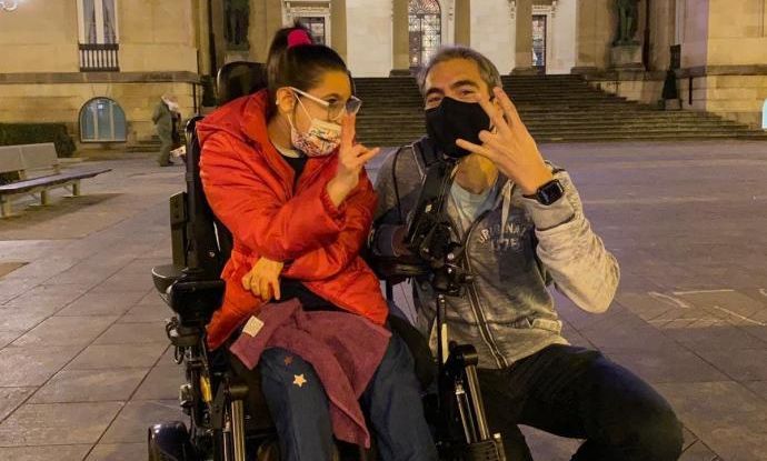 ¡Un maratón al mes dando vueltas a una plaza para comprarle una silla de ruedas eléctrica a Janire!