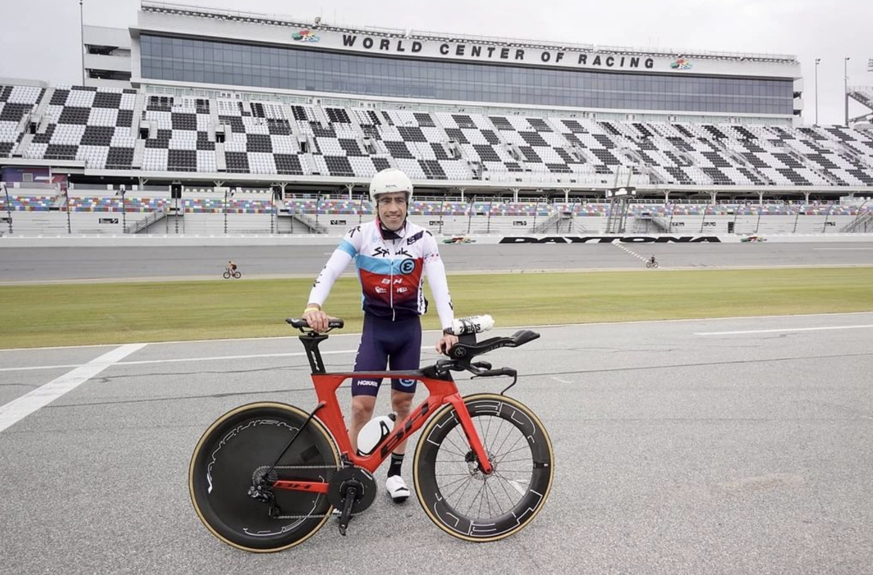 Así vuela Eneko Llanos en Daytona: "Rodando fácil a 40 km/h moviendo muy pocos vatios".