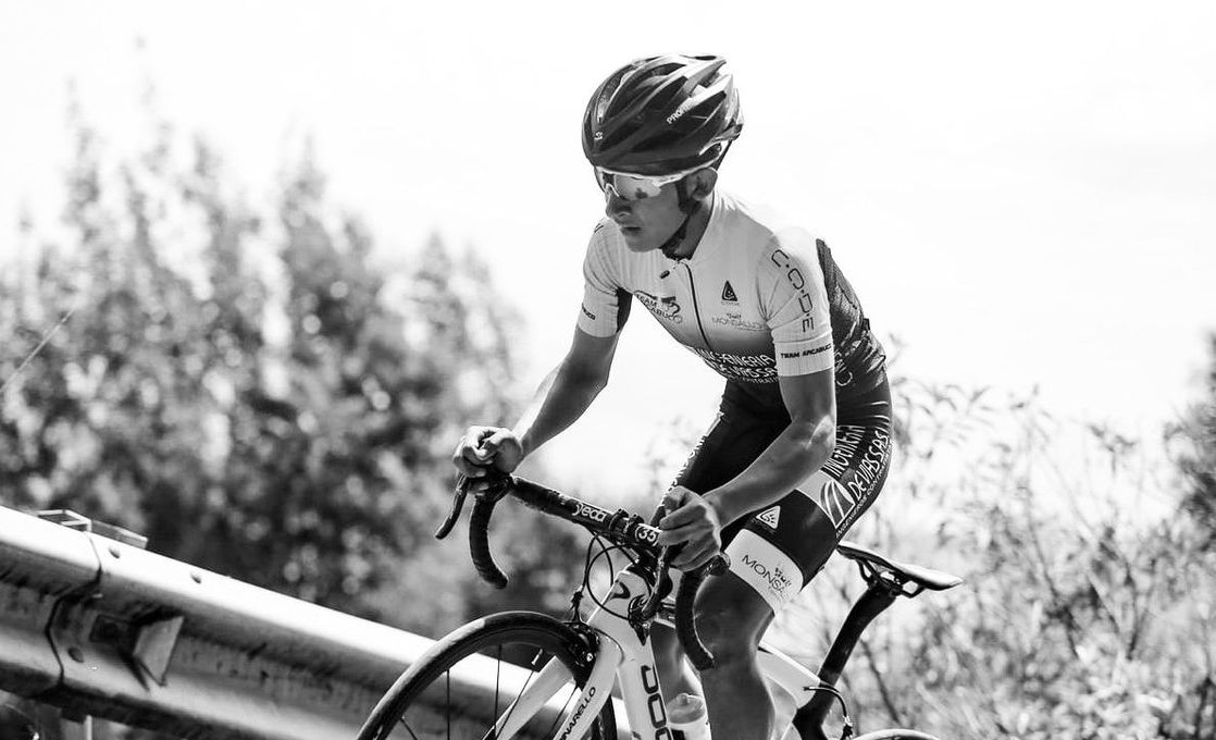 El conductor de un camión atropella y mata al ciclista colombiano Yeison Suárez, de tan sólo 18 años.