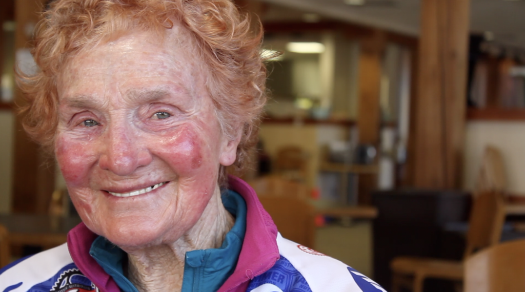 La 'Iron-woman' del triatlón cumple 88 años... ¡dispuesta a ayudar en la vacunación contra el COVID!