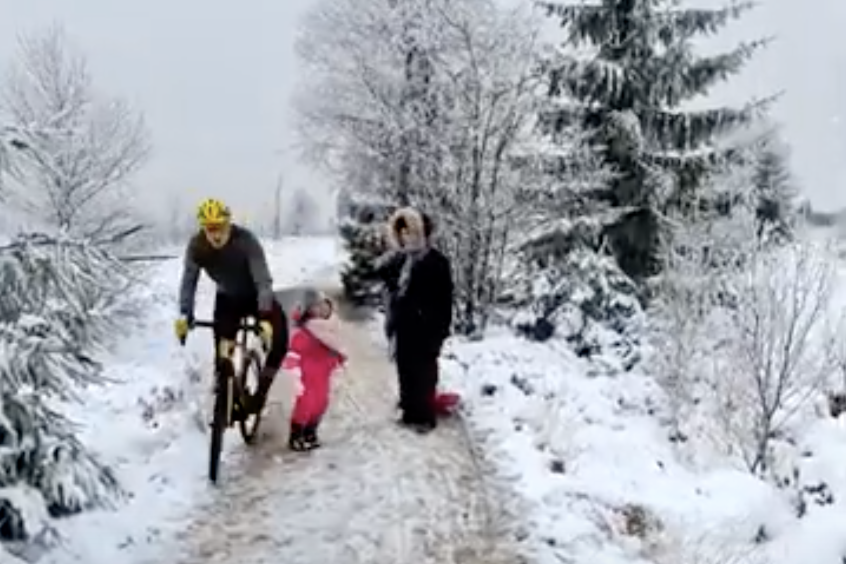 ¡¡Un ciclista le da un rodillazo y tira al suelo a una niña de 5 años!!